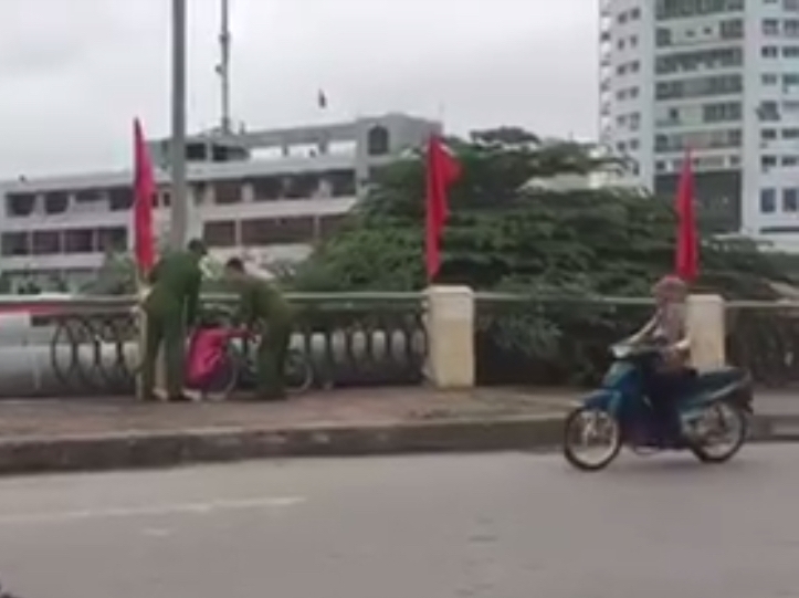 Đội Cảnh sát 113 (Phòng Quản lý hành chính về trật tự xã hội) kịp thời ngăn một người phụ nữ định nhảy cầu Rào 1 tự tử